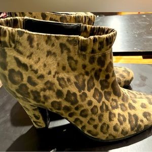 Leopard Print womens Booties Sam & Libby animal print size 6.5